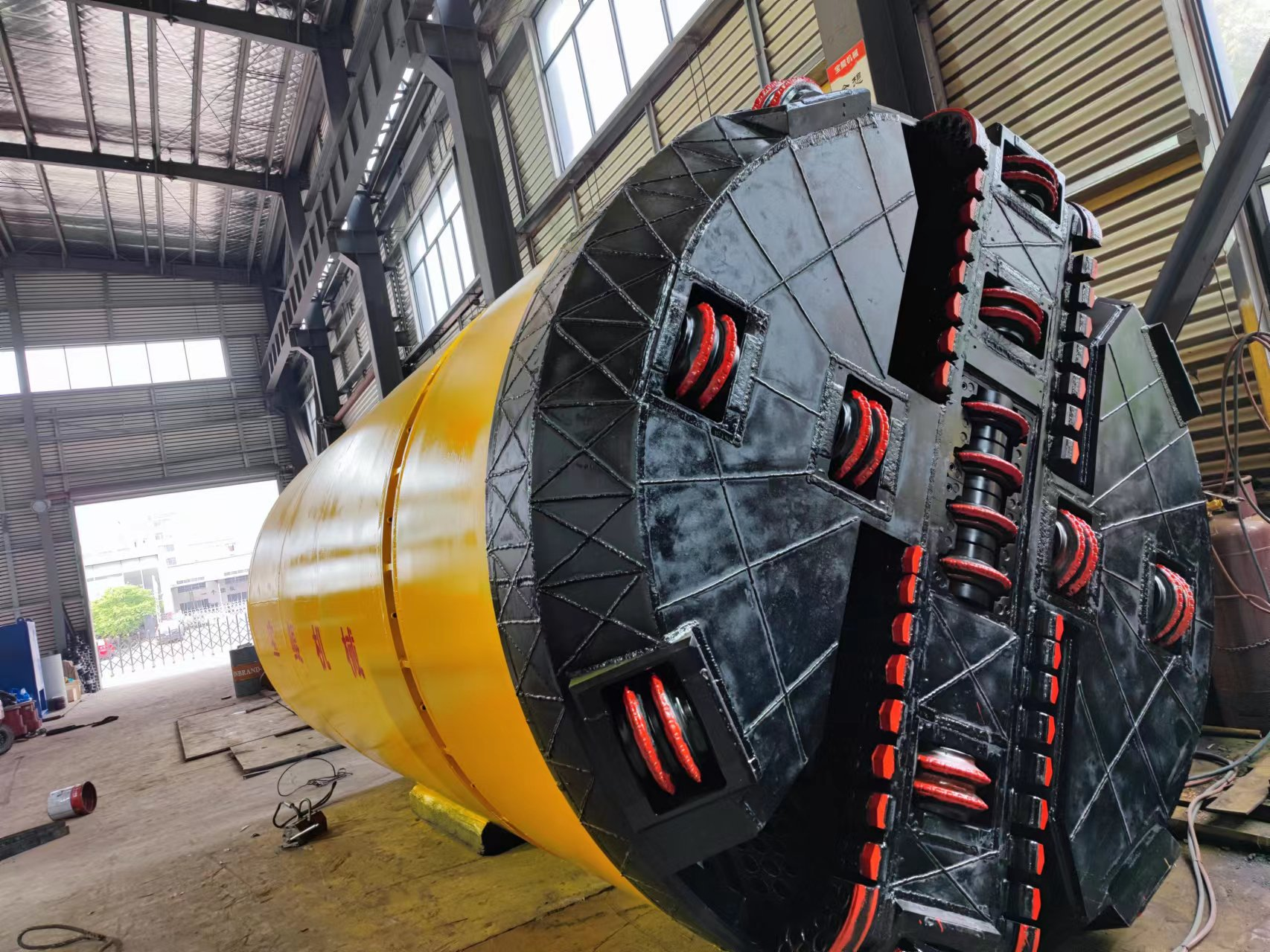 巖石破碎頂管機(jī)